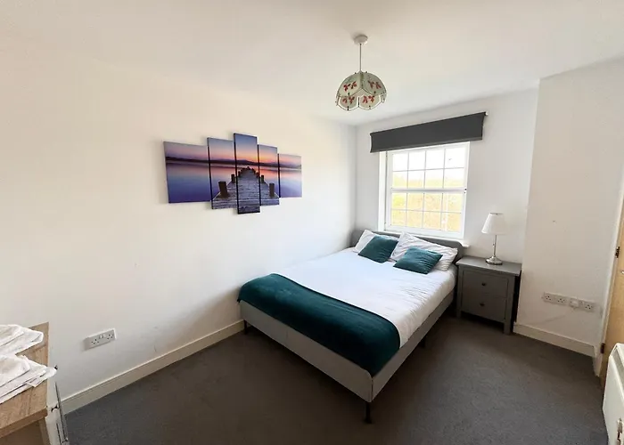 Spacious 2-bedroom Haven With Modern Amenities In Bradley Stoke * Бристоль