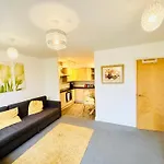 Апартаменты Spacious 2-bedroom Haven With Modern Amenities In Bradley Stoke Бристоль
