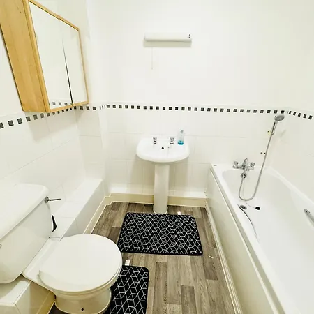 Spacious 2-bedroom Haven With Modern Amenities In Bradley Stoke ブリストル