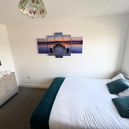 Spacious 2-bedroom Haven With Modern Amenities In Bradley Stoke بريستول