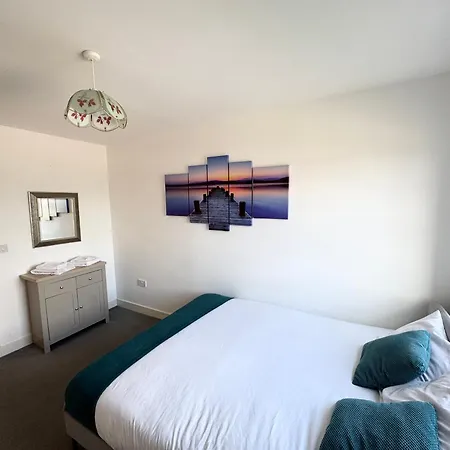 Spacious 2-bedroom Haven With Modern Amenities In Bradley Stoke شقة *